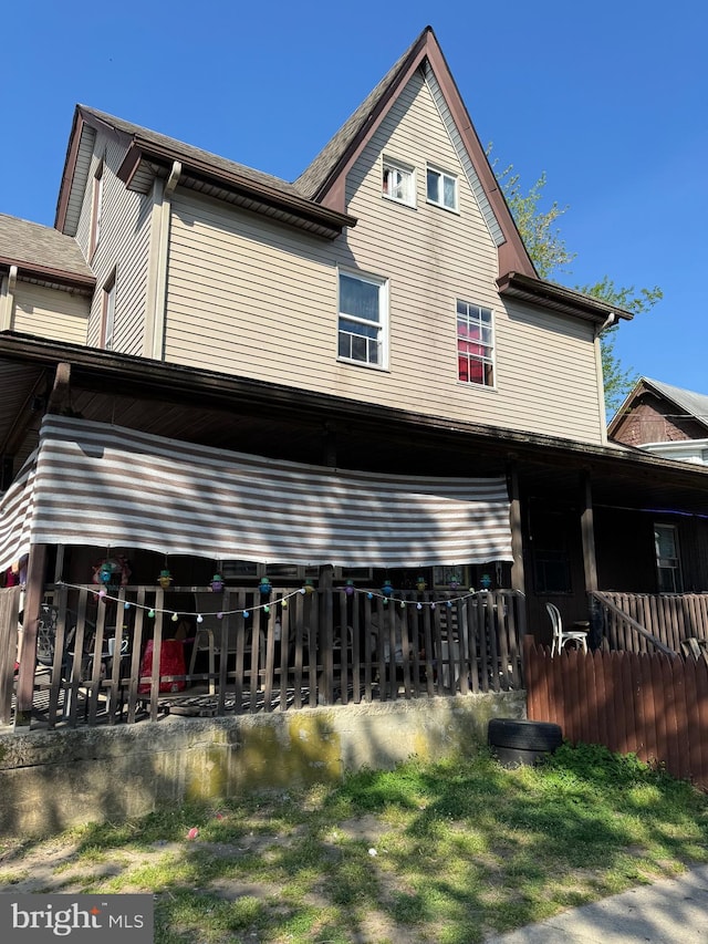 view of front of house with fence