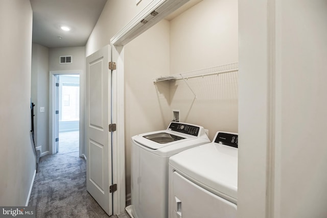 washroom featuring carpet, washing machine and clothes dryer, visible vents, laundry area, and baseboards