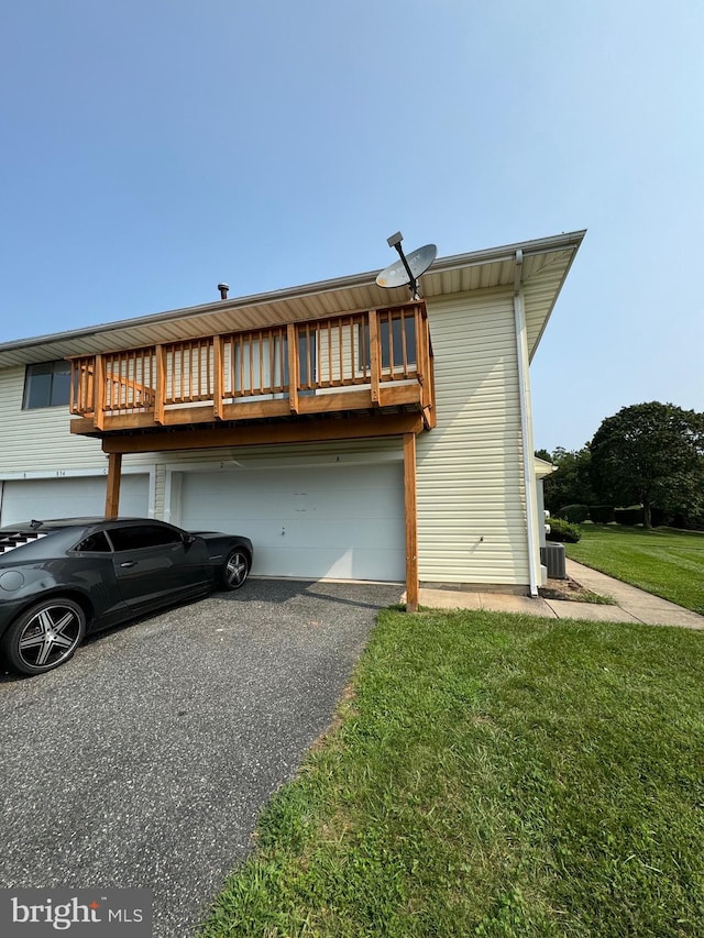 view of front facade featuring driveway and a front lawn