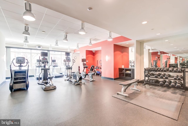 workout area featuring baseboards