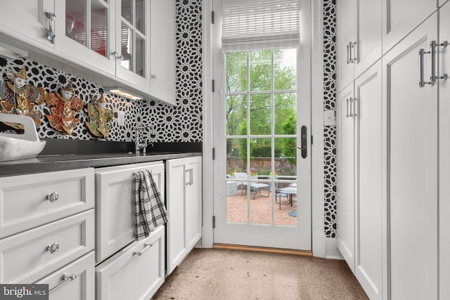 809 Cornell St, Fredericksburg, VA 22401 - entryway with light floors and indoor bar