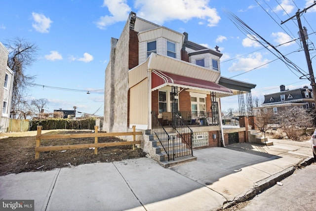 view of front of home with a fenced front yard