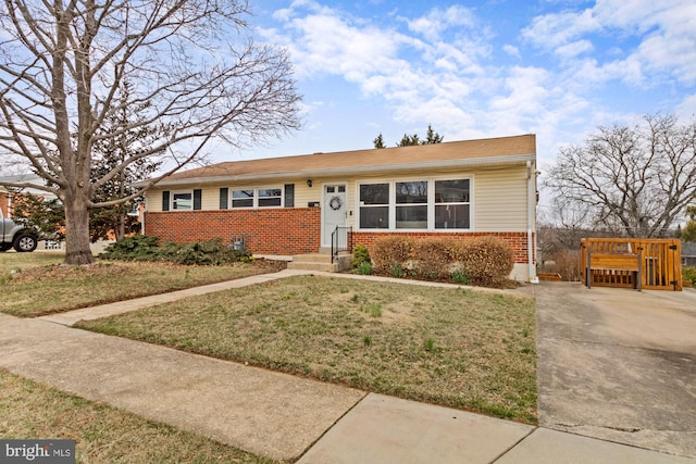 view of front of home featuring brick siding and a front yard