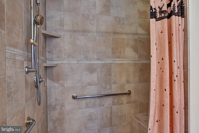 bathroom featuring a tile shower