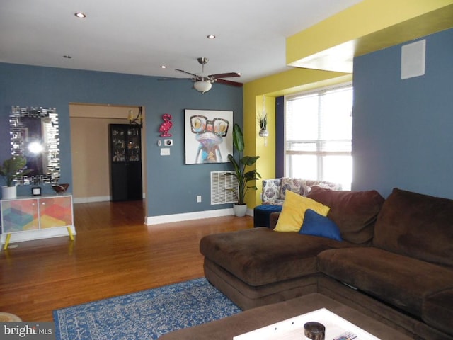 living room with baseboards, visible vents, ceiling fan, wood finished floors, and recessed lighting