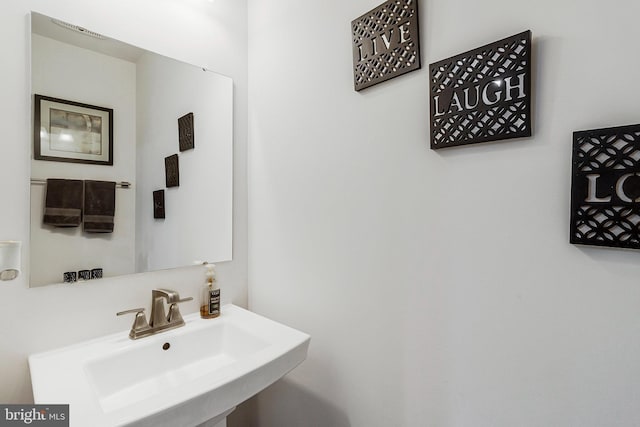 bathroom featuring a sink