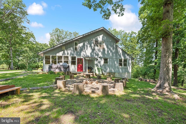 view of front facade with a front lawn