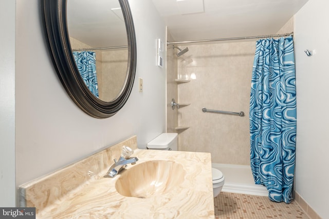 bathroom featuring a shower with curtain, vanity, and toilet