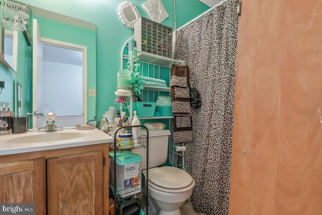 full bathroom featuring toilet, a shower with curtain, and vanity