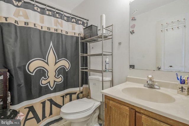 bathroom with a shower with shower curtain, vanity, and toilet