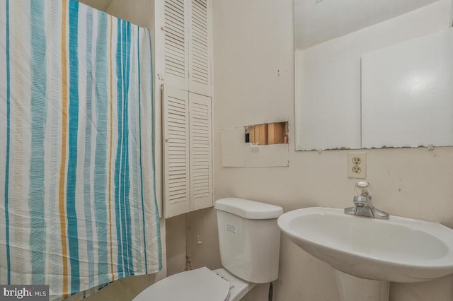 bathroom featuring a sink and toilet