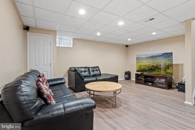 living area with visible vents, recessed lighting, light wood-style flooring, and baseboards