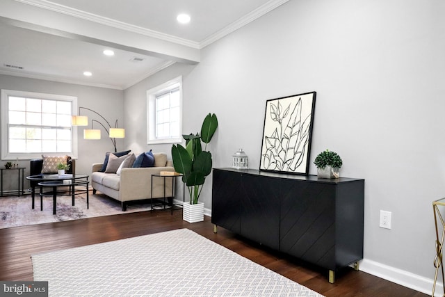 living area featuring baseboards, visible vents, ornamental molding, wood finished floors, and recessed lighting