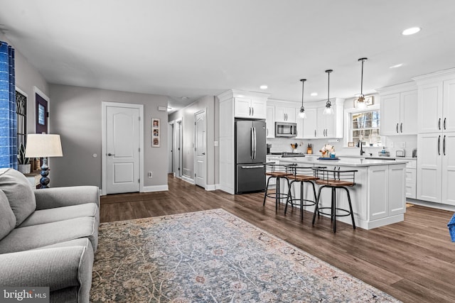 living area with dark wood-type flooring, recessed lighting, and baseboards