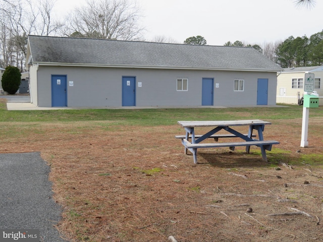 view of property's community featuring a yard