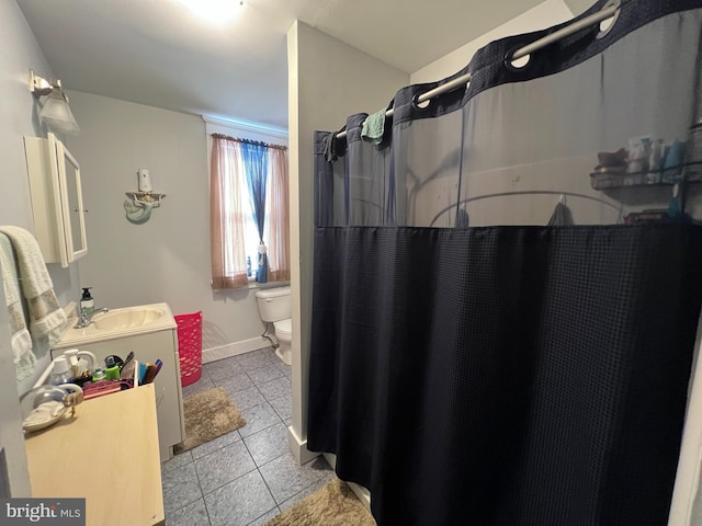 bathroom featuring tile patterned flooring, toilet, vanity, baseboards, and a shower with curtain