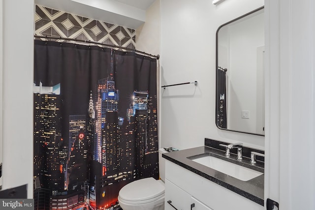 bathroom with a shower with curtain, vanity, and toilet