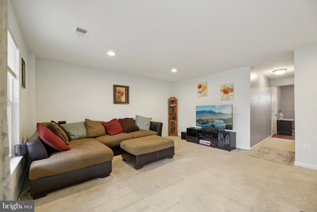 living area with carpet floors, baseboards, visible vents, and recessed lighting