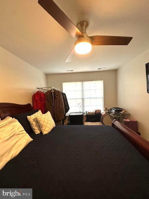 bedroom featuring a ceiling fan