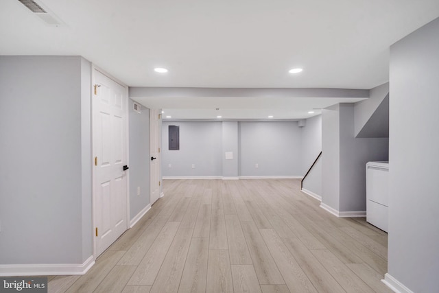 finished basement with visible vents, baseboards, light wood-style flooring, washer / clothes dryer, and recessed lighting