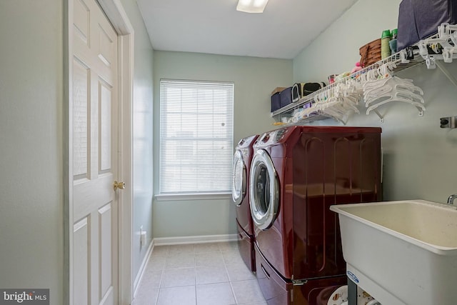 washroom featuring plenty of natural light, laundry area, independent washer and dryer, and a sink