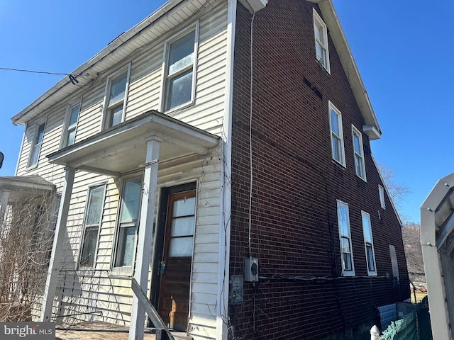 view of front facade featuring entry steps