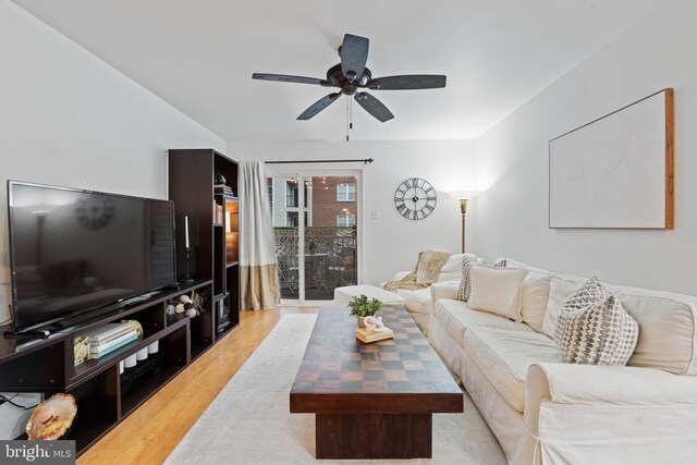 living area featuring light wood-type flooring and ceiling fan