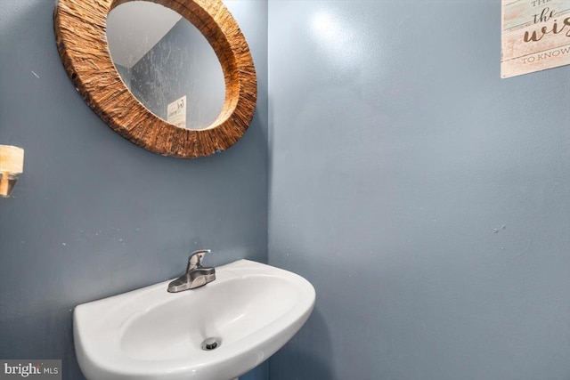 bathroom featuring a sink