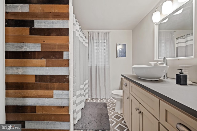 full bathroom featuring a shower with curtain, vanity, and toilet