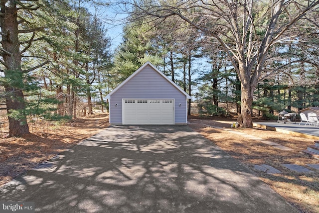 detached garage featuring aphalt driveway