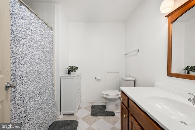 bathroom featuring a shower with curtain, baseboards, vanity, and toilet