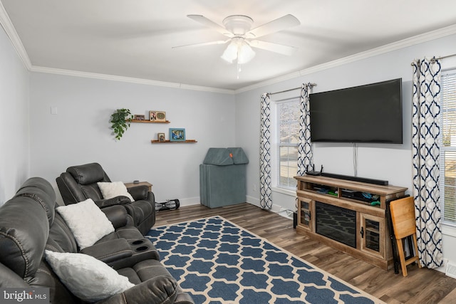 living area featuring ceiling fan, ornamental molding, wood finished floors, and baseboards