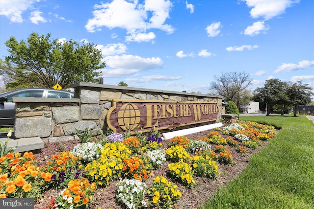 community sign featuring a lawn