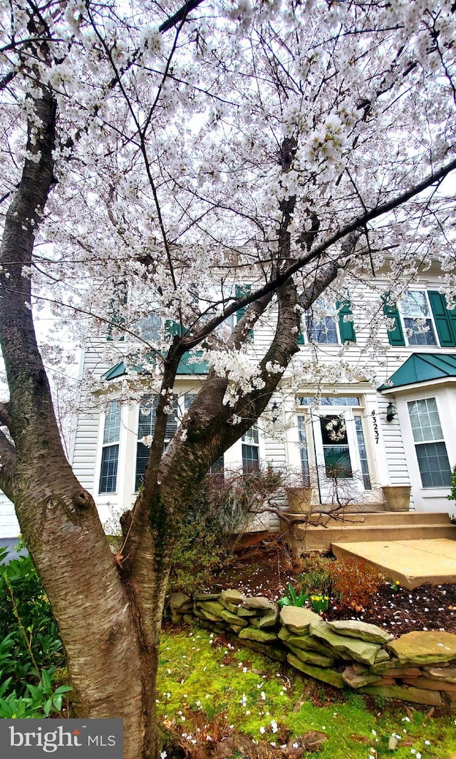 view of front facade