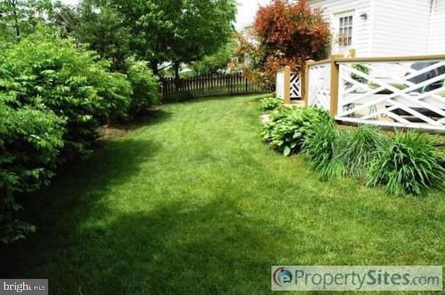 view of yard featuring fence