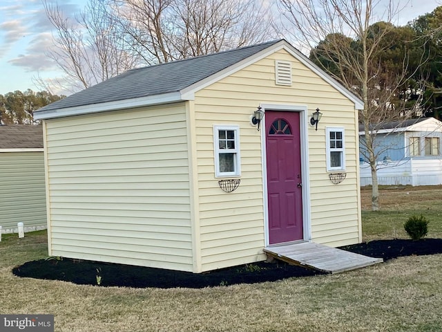 view of outdoor structure featuring an outbuilding