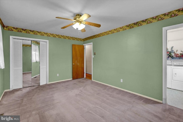 unfurnished room featuring carpet flooring, ceiling fan, baseboards, and separate washer and dryer