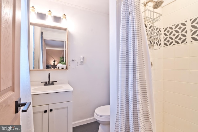 full bath with curtained shower, toilet, vanity, baseboards, and crown molding