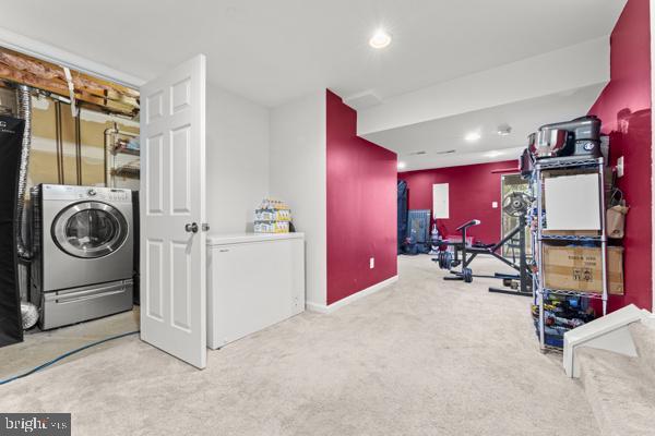 exercise room with carpet flooring, washer / dryer, and recessed lighting