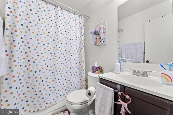 full bath with vanity, toilet, and a shower with curtain