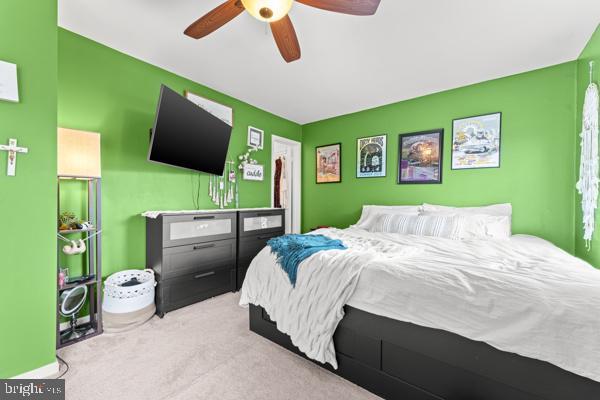 carpeted bedroom with ceiling fan