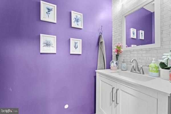 bathroom with backsplash and vanity