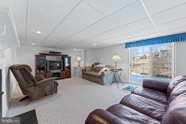 living area with carpet floors, a drop ceiling, and recessed lighting