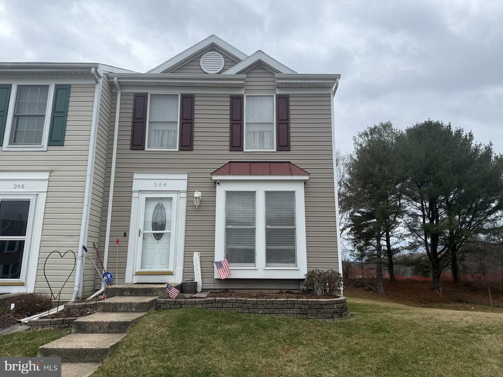 view of front facade with a front lawn