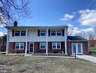 view of front facade featuring a chimney and a front yard