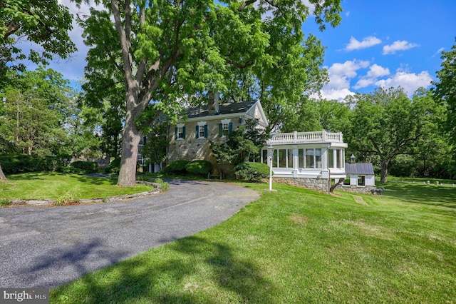 view of front of house featuring a front lawn