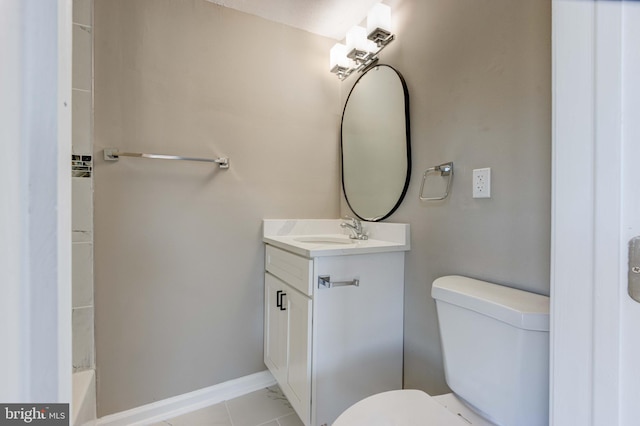 full bath featuring toilet, a bathing tub, baseboards, and vanity