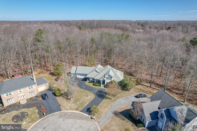 birds eye view of property featuring a forest view