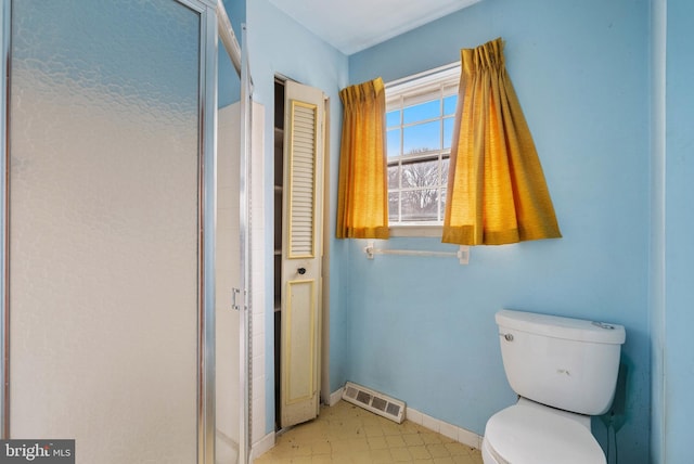 full bathroom featuring toilet, a stall shower, visible vents, and baseboards