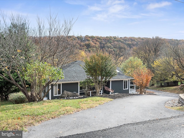 view of front of property featuring aphalt driveway and roof with shingles